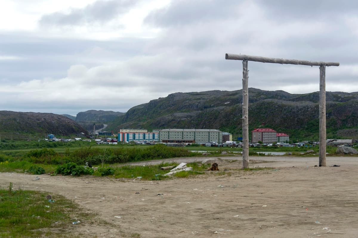 Village in a mountainous landscape with a wooden gateway in Iqaluit, Nunavut